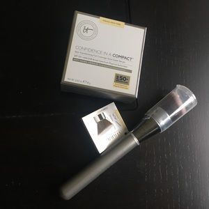 It Cosmetics Confidence in a compact & Brush